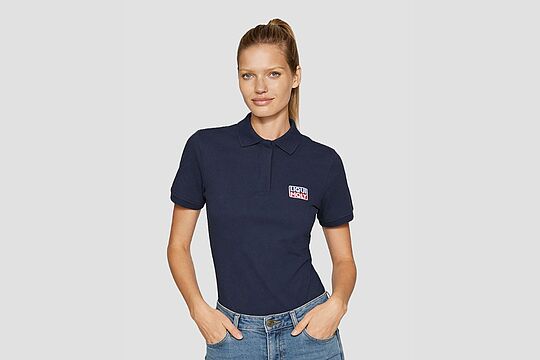 Basic Polo navyblau front, getragen von Damenmodel