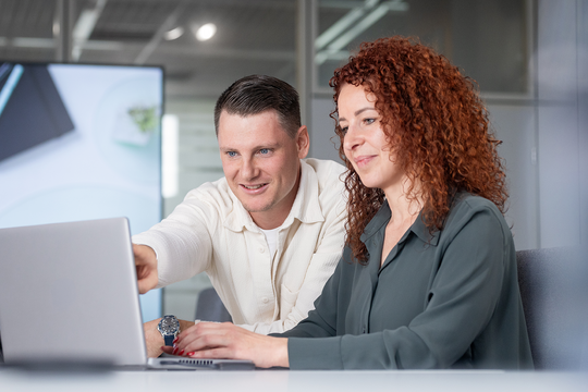 Arbeitssituation, 2 Personen am Laptop