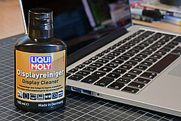 21634_Anwendung_notebook Clear view from a little bottle