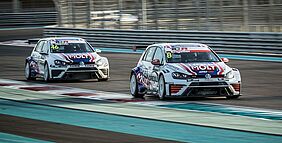 uca Engstler und Brandon Gdovic an Aktion beim TCR Middle East Rennen in Abu Dhabi 