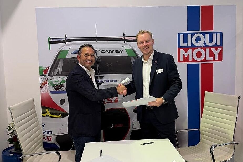 Official contract ceremony: Ibrahim Ghattas, CEO of SMG Engineering Automotive Company, and Marco Renz, Sales Director Middle East and Africa LIQUI MOLY, agree on the strategic collaboration.