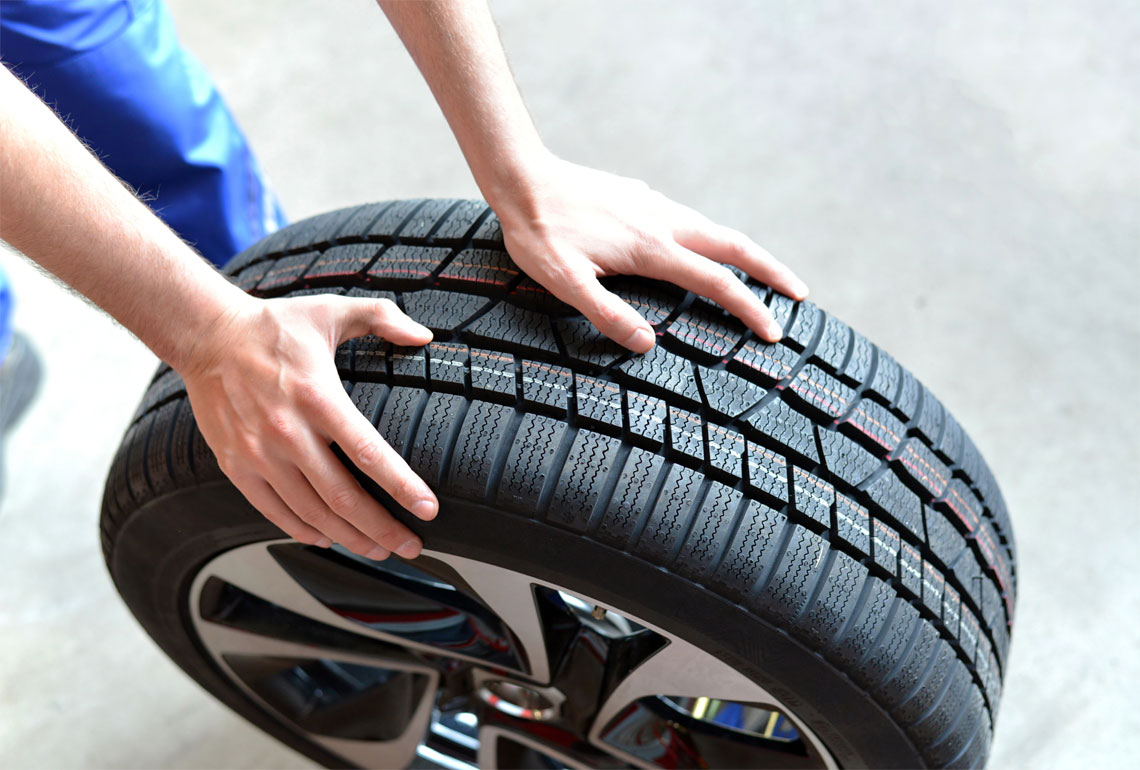 Cómo cambiar una rueda del coche sin tener que ir al taller, en seis  sencillos pasos